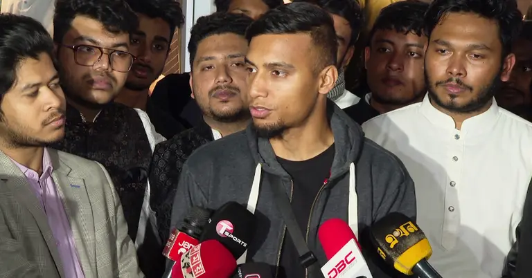 সাংবাদিকদের সঙ্গে কথা বলছেন জামাল ভূঁইয়া